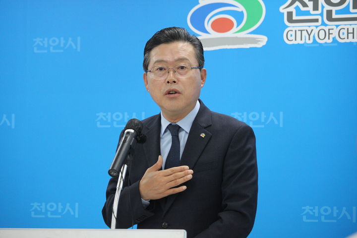 [천안=뉴시스] 최영민 기자=장기수 충남 천안시장이 19일 천안시청 브리핑실에서 자신의 공직선거법 무혐의와 관련해 소회를 밝히고 있다. 2026.10.19 ymchoi@newsis.com *재판매 및 DB 금지