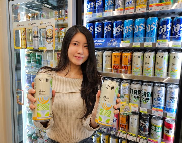 CU는 오는 21일 서울브루어리, 술익는집과 공동 개발한 세 번째 크래프트 맥주 '서울 호펜바이세'를 출시한다고 19일 밝혔다. *재판매 및 DB 금지