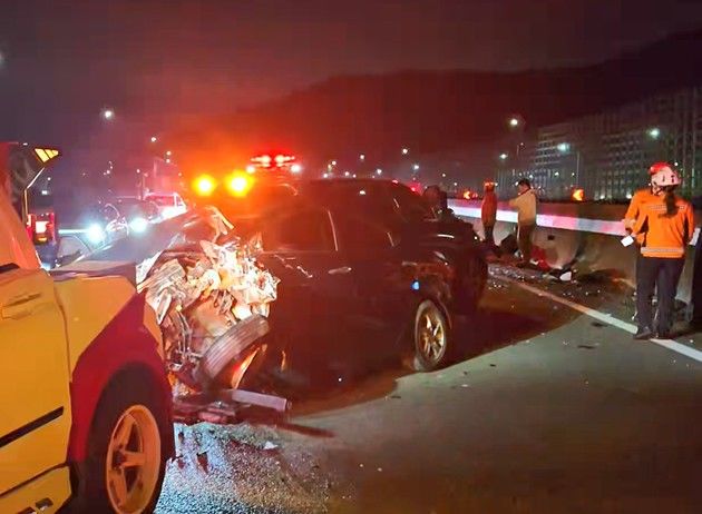 [부산=뉴시스] 19일 오전 부산 강서구 남해제2고속도로 가락 나들목 인근에서 7중 추돌사고가 발생했다. (사진=부산소방재난본부 제공) 2026.10.19. photo@newsis.com *재판매 및 DB 금지
