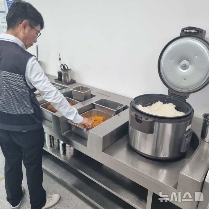 [군포=뉴시스] 점검반이 식사 환경을 확인하며 급식 실태를 점검하고 있다. (사진=군포시 제공) 2026.10.19. photo@newsis.com