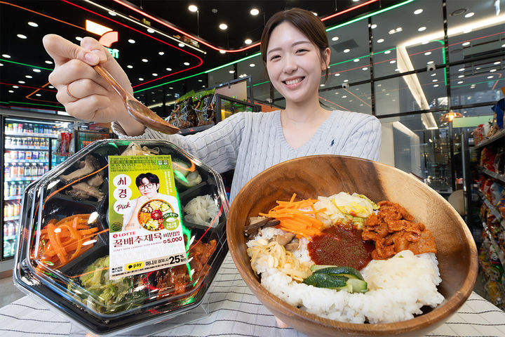 세븐일레븐은 가수 성시경과 협업해 선보인 '시경 pick(픽) 비빔밥 시리즈'의 후속작 '시경 pick 꿀배추제육비빔밥'을 21일 선보인다고 19일 밝혔다. *재판매 및 DB 금지