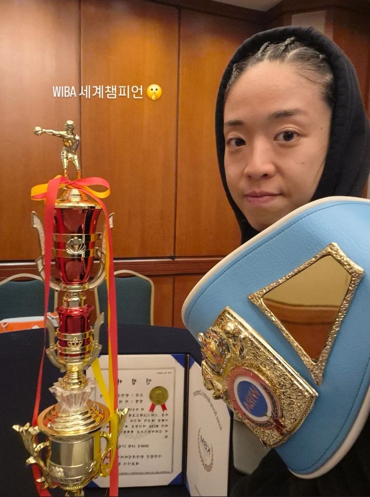 [서울=뉴시스]서려경은 17일 서울 서대문구 스위스그랜드 호텔에서 열린 WIBA(여성국제복싱협회) 여자 미니멈급(47.6㎏) 챔피언 타이틀전에서 태국의 위수타 스리리티뎃을 상대로 3라운드 KO 승을 거두었다. 사진 서려경 인스타그램 *재판매 및 DB 금지