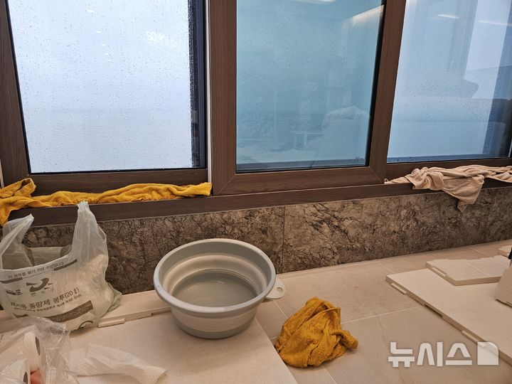 [인천=뉴시스] 지난 18일 폭우로 침수 피해를 입었다는 인천 송도국제도시 한 아파트 세대. (사진=럭스오션SK뷰 입주민 비상대책위원회 제공) 2026.10.19. photo@newsis.com