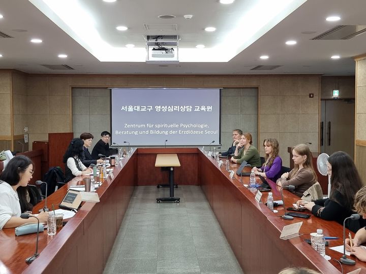 [서울=뉴시스] 지난 17일 명동성당 별관 1층 회의장에서 천주교 서울대교구 영성심리상담교육원을 방문한 '한독청년네트워크' 소속 독일 대학생들 (사진=천주교 서울대교구 영성심리상담교육원 제공) 2026.10.19. photo@newsis.com *재판매 및 DB 금지