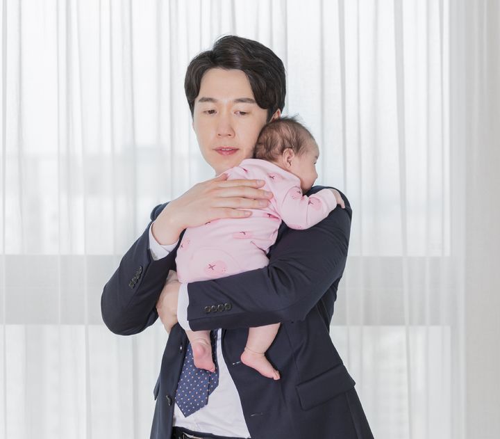 국회 과학기술정보방송통신위원회 소속 황정아 더불어민주당 의원은 KIST와 한국지질자원연구원, 한국에너지기술연구원, 한국원자력연구원 등 4곳의 일부 규정에서 육아휴직 근속 인정기간을 1년까지만 두고 있었다고 19일 밝혔다. 사진은 아빠 육아휴직 관련 참고 이미지. (사진=유토이미지) *재판매 및 DB 금지