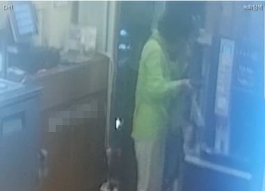 [서울=뉴시스] 경기 부천시의 한 고깃집 업주가 가게에 들어와 커피를 받아 가고 셀프바에 놓인 용기까지 가져가려 한 사람을 비판하는 내용을 자신의 SNS에 업로드했다. 사진=스레드 캡처