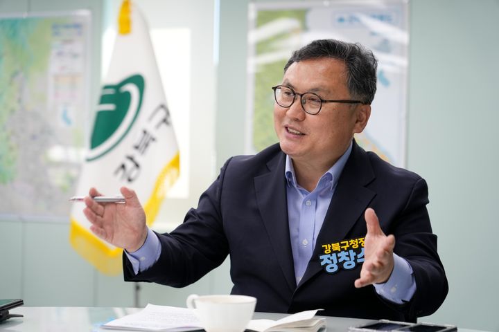 [서울=뉴시스] 뉴시스와 인터뷰하는 정창수 강북구청장. (사진=강북구 제공) 2026.10.14. photo@newsis.com *재판매 및 DB 금지