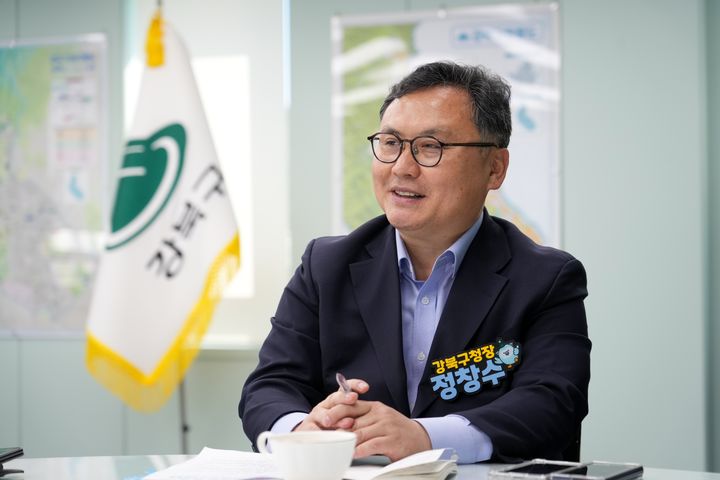[서울=뉴시스] 뉴시스와 인터뷰하는 정창수 강북구청장. (사진=강북구 제공) 2026.10.14. photo@newsis.com *재판매 및 DB 금지