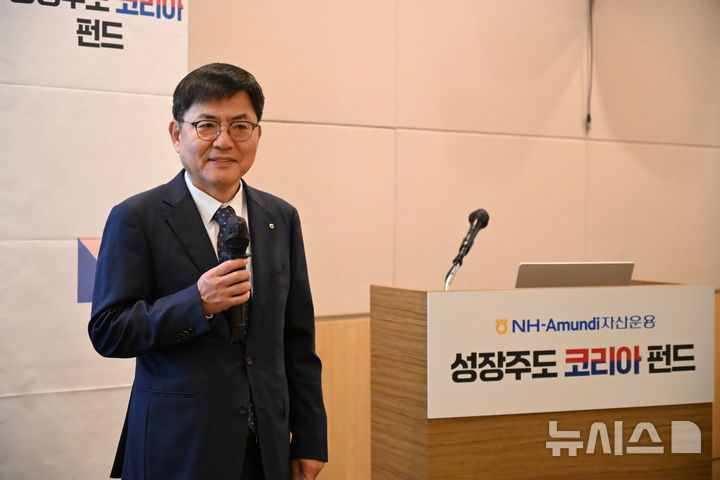 [서울=뉴시스]NH아문디자산운용은 19일 오전 서울 여의도 FKI타워에서 펀드 출시 1주년을 기념한 기자간담회를 열고 펀드 운용 성과와 향후 시장 전망을 공유했다. 사진은 현장에 참석해 펀드 관련 설명을 진행 중인 신용인 NH아문디자산운용 부사장. (사진=NH아문디자산운용 제공) 2026.10.19. photo@newsis.com 