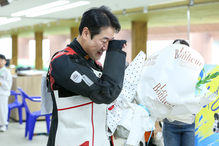 [서울=뉴시스]은퇴하는 사격 전설 김종현. (사진=대한사격연맹 제공)