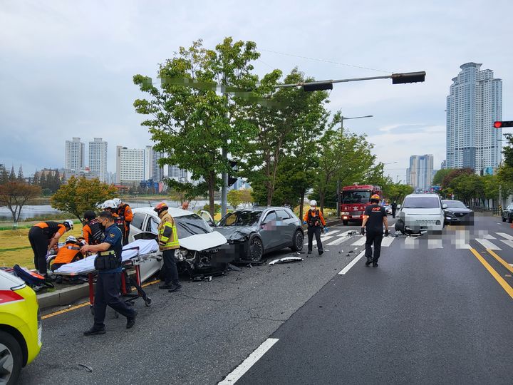 [울산=뉴시스] 19일 오전 9시 50분께 울산 중구 학성동 강북로에서 차량 3대가 잇따라 부딪히는 추돌사고가 발생해 1명이 숨지고 3명이 다쳤다. 2026.10.19. (사진=울산소방본부 제공) photo@newsis.com *재판매 및 DB 금지