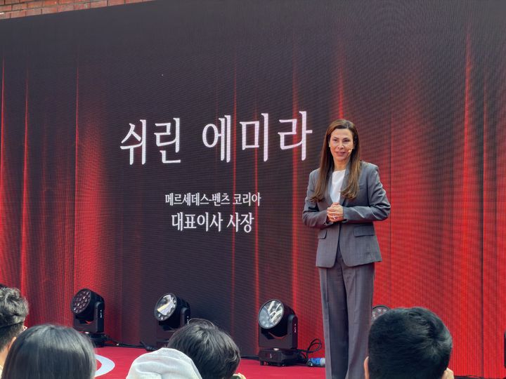 [서울=뉴시스] 김민성 기자 = 쉬린 에미라 메르세데스-벤츠 코리아 대표가 19일 오전 서울 성동구 메르세데스-벤츠 스튜디오에서 열린 '디 올 뉴 일렉트릭 CLA·GLC' 출시 행사에서 차량에 대해 설명하고 있다. 2026.10.19. kms@newsis.com. *재판매 및 DB 금지
