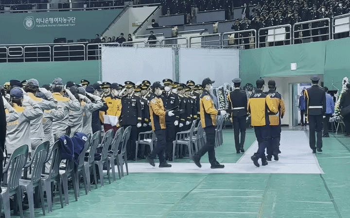 [부천=뉴시스] 고해람 인턴기자=고 김진석 소방위 영결식에서 동료 소방관들이 고인을 운구하고 있다. 2026.10.19. *재판매 및 DB 금지