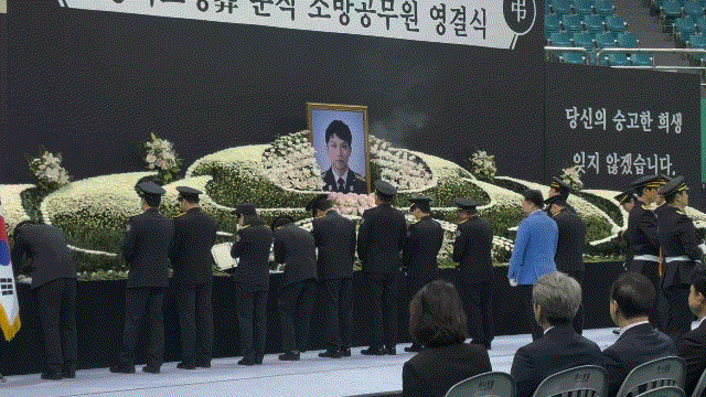 [부천=뉴시스] 고해람 인턴기자=고 김진석 소방위가 근무하던 오정119안전센터 소속 동료들이 합동 헌화를 하고 있다. 2026.10.19. *재판매 및 DB 금지