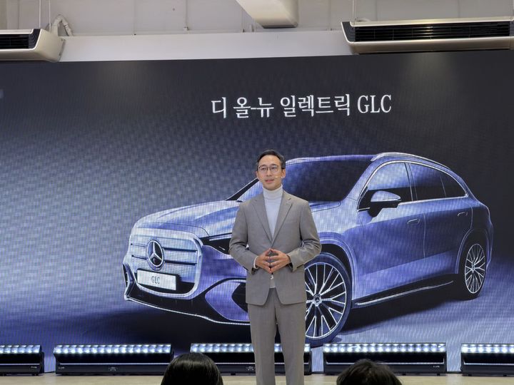 [서울=뉴시스] 김민성 기자 =김은중 메르세데스-벤츠 코리아 제품 및 세일즈 부문 총괄 부사장이 19일 오전 서울 성동구 메르세데스-벤츠 스튜디오에서 열린 차량 출시 행사에서 차량에 대해 설명하고 있다. 2026.10.16. kms@newsis.com. *재판매 및 DB 금지