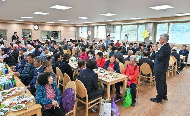 19일 정선군 남면복지회관에서 남면 여성자율방범대 주최로 열린 경로잔치에 참석한 최승준 정선군수가 인사말을 하고 있다.(사진=정선군 제공) *재판매 및 DB 금지