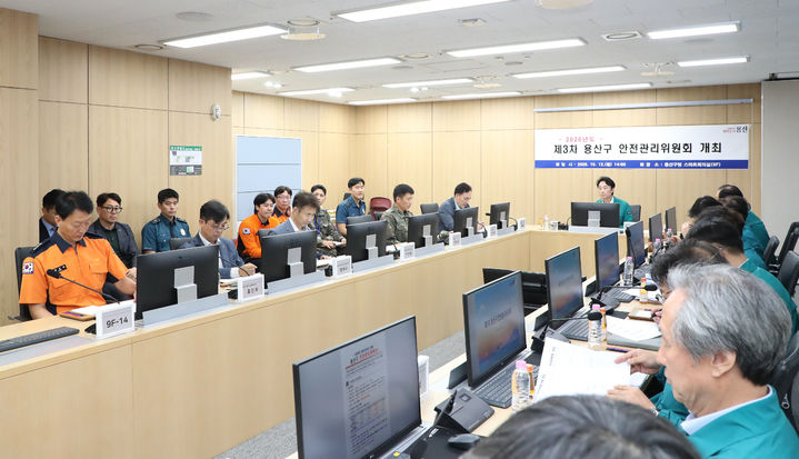 [서울=뉴시스] 김경대 용산구청장이 지난 12일 구청 스마트회의실에서 열린 제3차 용산구 안전관리위원회 회의에서 핼러윈 안전관리 대책을 논의하고 있다. (사진=용산구 제공) 2026.10.12. photo@newsis.com *재판매 및 DB 금지