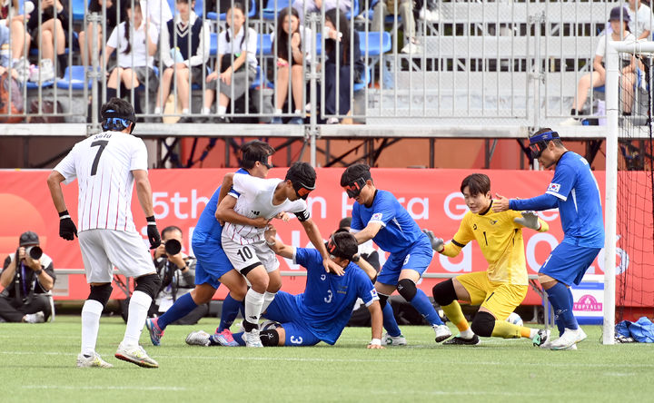 [서울=뉴시스] 한국 남자 시각축구 대표팀이 19일 일본 나고야 쓰루마 공원 시립운동장에서 열린 2026 아이치·나고야 장애인아시안게임 예선 3차전에서 일본과 경기를 펼치고 있다. (사진 = 대한장애인체육회 제공) *재판매 및 DB 금지
