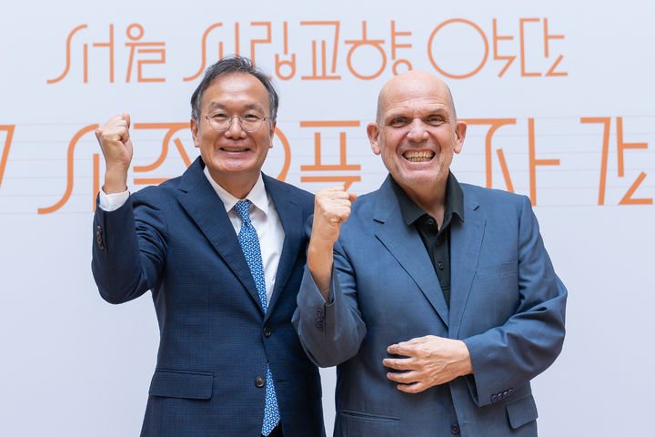 [서울=뉴시스] 정재왈 서울시립교향악단 대표이사(왼쪽)와 얍 판 츠베덴 서울시향 음악감독이 19일 서울 종로구 세종문화회관에서 열린 2027 서울시향 시즌 오픈 기자간담회에서 기념촬영을 하고 있다. (사진=서울시립교향악단 제공) 2026.10.19. photo@newsis.com *재판매 및 DB 금지