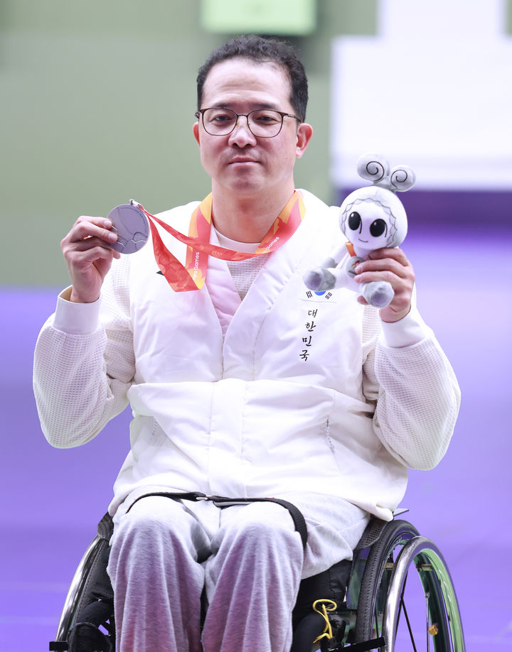 [서울=뉴시스]장애인아시안게임서 한국 선수단 첫 메달 안긴 박진호. (사진=대한장애인체육회 제공)