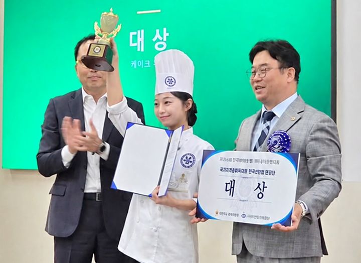 [전남광주=뉴시스] 지난 17일 서울 한국제과학교에서 열린 대한민국 제과명장배 제26회 전국 학생 빵·과자 경연대회 케이크 부문에서 대상을 수상한 호남대학교 외식조리베이커리학과 김가은(2학년) 학생. (사진=호남대 제공) 2026.10.19. photo@newsis.com *재판매 및 DB 금지