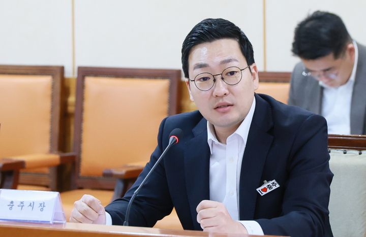 현안업무보고회 주재하는 이동석 충주시장 *재판매 및 DB 금지