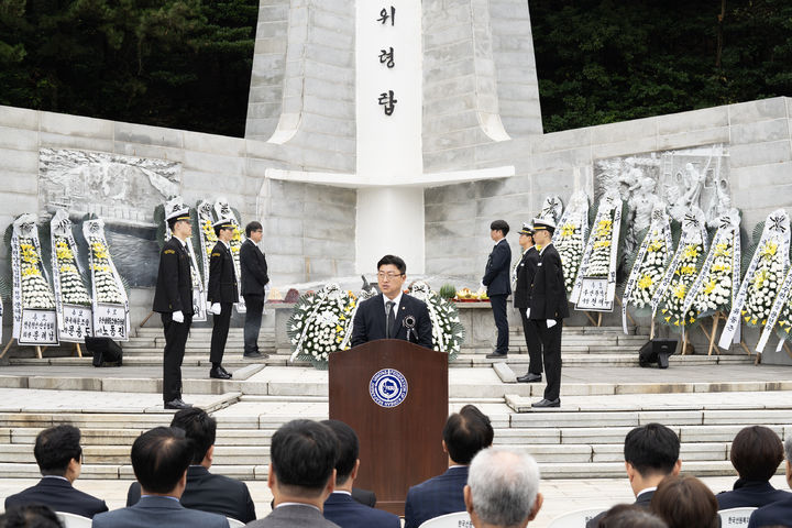 [서울=뉴시스]남재헌 해양수산부 차관이 19일 부산 영도구 동삼동 순직선원 위령탑에서 열린 '순직선원 합동위령제'에서 추도사를 하고 있다. (사진=해수부 제공) 2026.10.19. photo@newsis.com *재판매 및 DB 금지