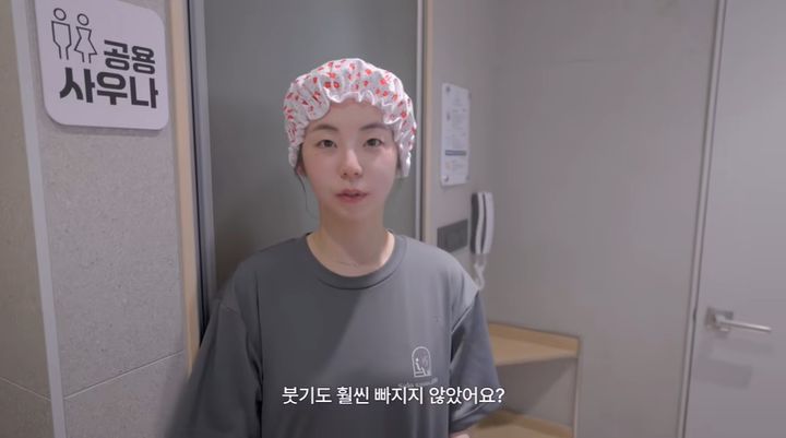 [서울=뉴시스] 원더걸스 출신 배우 안소희가 자신의 유튜브 채널에서 1인 사우나를 체험하며 부기 관리와 모발 관리 등 자신만의 뷰티 루틴을 공개했다. (사진=유튜브 채널 '안소희' 캡처)