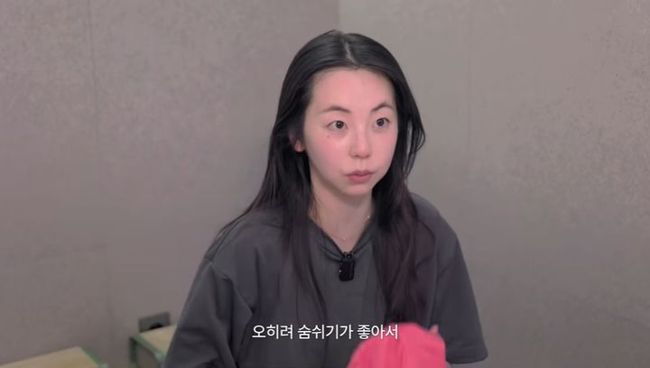 [서울=뉴시스] 원더걸스 출신 배우 안소희가 자신의 유튜브 채널에서 1인 사우나를 체험하며 부기 관리와 모발 관리 등 자신만의 뷰티 루틴을 공개했다. (사진=유튜브 채널 '안소희' 캡처)