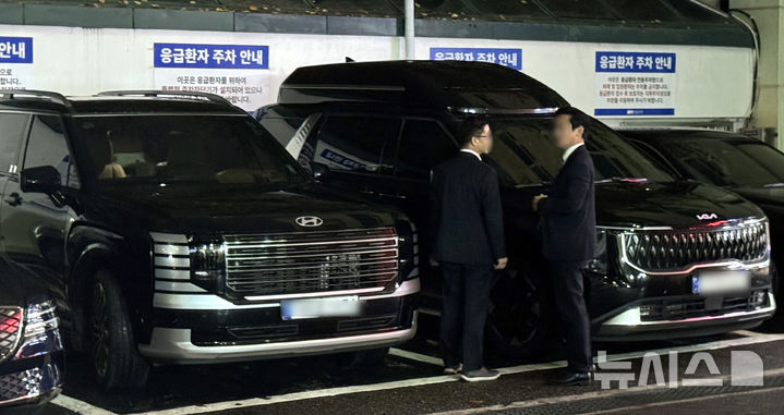 [부천=뉴시스]이시현 인턴기자 =김민석 더불어민주당 대표가 지난 18일 밤 화재 진압 도중 순직한 고 김진석 소방위 빈소가 마련된 순천향대 부속 부천병원 장례식장을 찾아 조문했다. 김 대표 일행이 탄 차량이 응급환자 전용주차장에 주차돼 있다. 2026.10.19 photo@newsis.com
