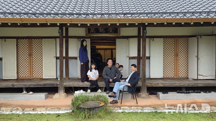[강진=뉴시스] 19일 30대 심명보씨 재미동포 가족과 차용훈 조선대 명예교수(맨오른쪽)가 강진읍 고택에서 대화를 나누고 있다. (사진=독자 제공)