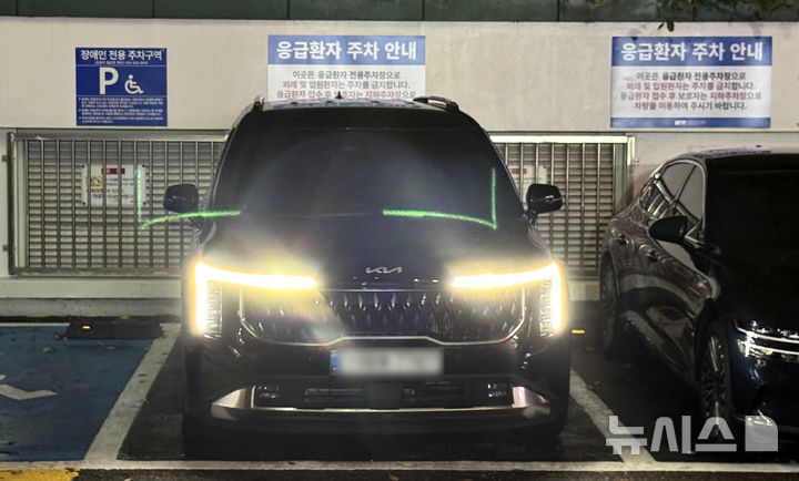 [부천=뉴시스]이시현 인턴기자 =김민석 더불어민주당 대표가 지난 18일 밤 화재 진압 도중 순직한 고 김진석 소방위 빈소가 마련된 순천향대 부속 부천병원 장례식장을 찾아 조문했다. 김 대표 일행이 탄 차량이 응급환자 전용주차장에 주차돼 있다. 2026.10.19 photo@newsis.com