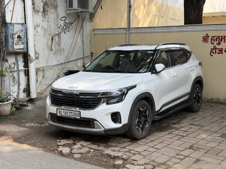 [델리=뉴시스] 김민성 기자 = 인도 델리 한 사원 앞에 주차되어 있는 기아의 소형 SUV '셀토스'. kms@newsis.com. *재판매 및 DB 금지