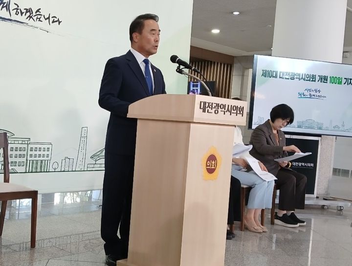 [대전=뉴시스] 조명휘 기자 = 조성칠 대전시의회 의장이 19일 의회 로비에서 취임100일 기념 기자회견을 하고 있다. 2026.01.19. *재판매 및 DB 금지