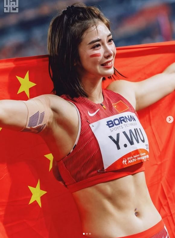 [서울=뉴시스] 중국 육상선수 우옌니가 2026 아이치·나고야 아시안게임에서 중국 국기를 들고 있는 모습. (사진출처=우옌니 SNS 캡처) *재판매 및 DB 금지