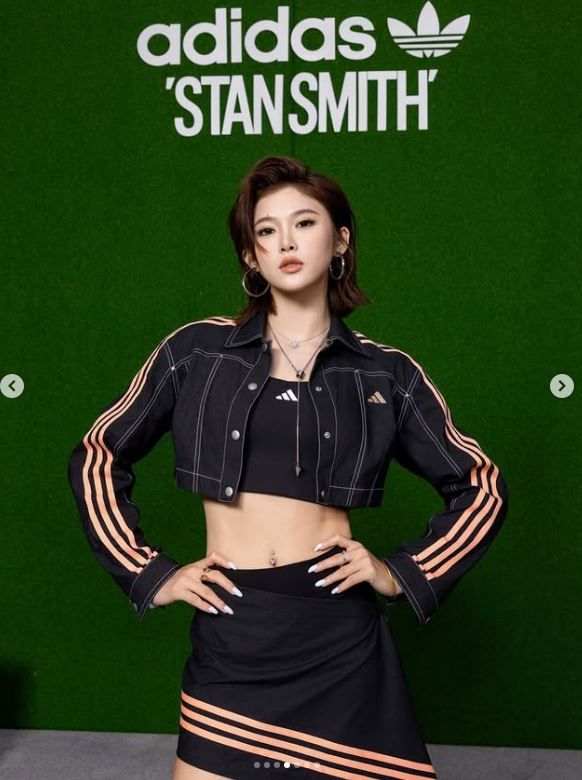 [서울=뉴시스] 중국 육상선수 우옌니가 지난 17일 자신의 SNS에 공개한 사진. 우옌니는 길이가 비대칭인 치마와 짧은 재킷을 입고 탄탄한 몸매를 드러냈다. (사진출처=우옌니 SNS 캡처) *재판매 및 DB 금지