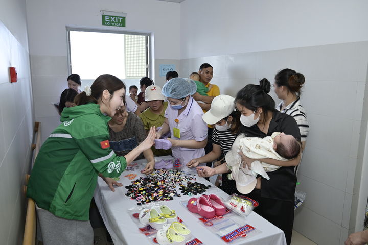크리에이터 민블리가 환아와 보호자에게 모자, 티셔츠 등 꾸미기 소품을 설명하고 있다. (사진=스마일게이트 제공) *재판매 및 DB 금지