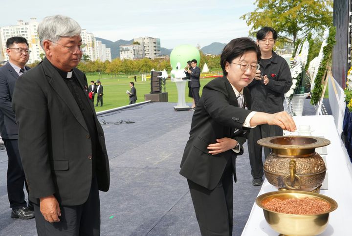 [제주=뉴시스] 고의숙 제주도교육감이 19일 오전 전남광주통합특별시 순천시 오천그린광장에서 엄수된 '제78주기 여수·순천 10·19사건 합동추념식'에 참석해 분향하고 있다. (사진=제주도교육청 제공) 2026.10.19. photo@newsis.com *재판매 및 DB 금지