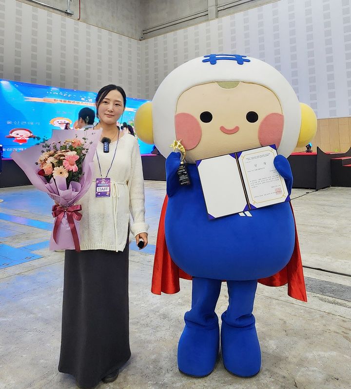 [대전=뉴시스] 철도공단의 캐릭터 '레일로'가 2026 대한민국 지자체·공공 캐릭터 페스티벌 시상식에서 상품개발혁신상을 수상했다.(사진=철도공단 제공) *재판매 및 DB 금지