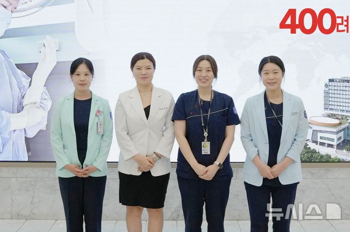 [인천=뉴시스] 김수림 국제성모병원 로봇수술센터장(왼쪽 두번째)이 다빈치SP 로봇수술 400례를 달성해 기념 촬영하고 있다. (사진=국제성모병원 제공) 2026.10.19. photo@newsis.com