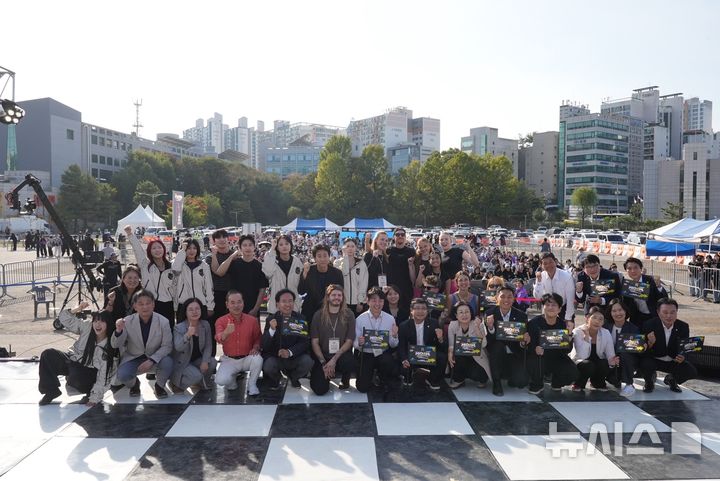 [시흥=뉴시스] 청소년동아리축제 참가자들이 기념촬영을 하고 있다.(사진=시흥시 제공).2026.10.19.photo@newsis.com
