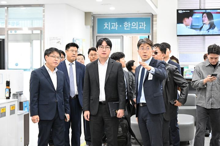 [평창=뉴시스] 하정우 국가인공지능전략위원회 상근 부위원장이 19일 평창군보건의료원에서 관계자의 안내를 받으며 디지털 헬스케어 운영 현황을 살펴보고 있다. (사진=평창군 제공) 2026.10.19. photo@newsis.com *재판매 및 DB 금지