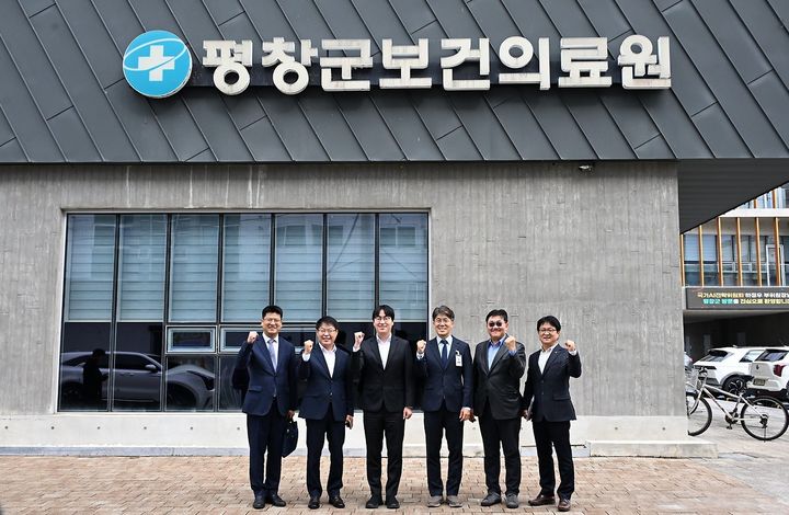 [평창=뉴시스] 하정우 국가인공지능전략위원회 상근 부위원장(왼쪽에서 세 번째)등 참석자들이 19일 평창군보건의료원 앞에서 기념촬영을 하고 있다. (사진=평창군 제공) 2026.10.19. photo@newsis.com *재판매 및 DB 금지