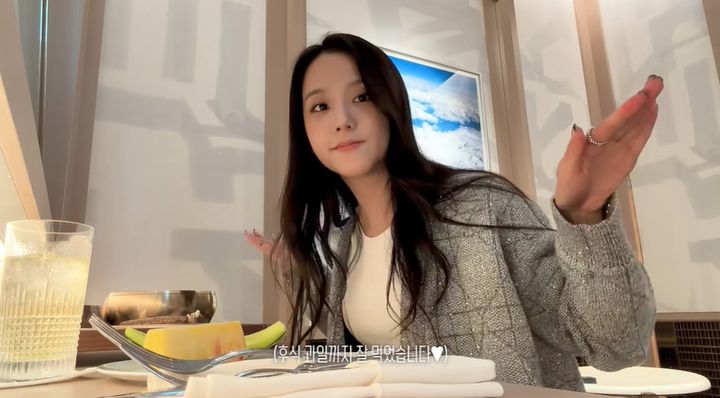 [서울=뉴시스] 블랙핑크 지수가 공항 라운지에서 식사 후, 후식으로 멜론과 키위, 용과를 후식으로 즐기고 있다. (사진=유튜브 채널 'JISOO' 캡처)