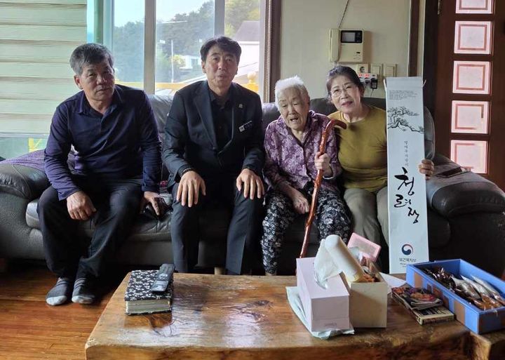 [거창=뉴시스] 거창군 남상면, 100세 어르신께 장수의 의미 담은 ‘청려장’ 전달 (사진=거창군 제공) 2026. 10. 19. photo@newsis.com&nbsp; *재판매 및 DB 금지