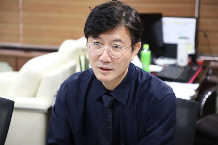 [부산=뉴시스] 19일 오전 부산 남구 부산문화회관 대표실에서 김윤규 부산문화회관 대표가 뉴시스와 인터뷰를 하고 있다. (사진=부산문화회관 제공) 2026.10.20 photo@newsis.com *재판매 및 DB 금지