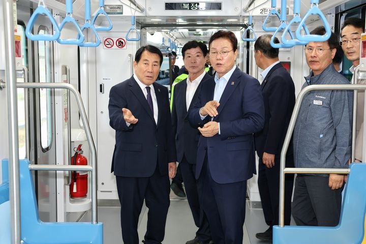 [양산=뉴시스] 안지율 기자 = 나동연 경남 양산시장은 19일 박완수 경남도지사와 함께 양산도시철도 양산중앙역을 찾아 현장을 살피며 도민 체감형 민생 행보를 펼치고 있다. (사진=양산시 제공) 2026.10.19. photo@newsis.com *재판매 및 DB 금지