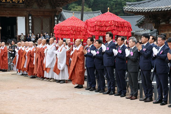 [양산=뉴시스] 안지율 기자 = 박완수 경남도지사와 나동연 양산시장이 통도사 개산대재 법요식에 참석하고 있다. (사진=양산시 제공) 2026.10.19. photo@newsis.com *재판매 및 DB 금지