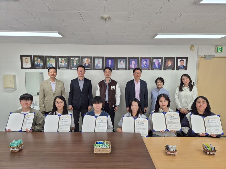 [서울=뉴시스] 8일 명지대 자연캠퍼스에서 열린 '이·공학계열 온라인 하계 프로그램' 수료식에서 참가 학생들과 교직원들이 기념 촬영을 하고 있다. (사진=명지대 제공) 2026.10.19. photo@newsis.com *재판매 및 DB 금지
