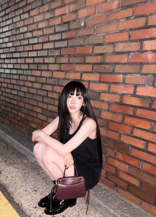 [서울=뉴시스] 그룹 에스파 멤버 카리나가 지난 17일 자신의 SNS에 공개한 사진. 카리나는 붉은 벽돌 담벼락을 배경으로 군살 없는 몸매와 가을 분위기가 돋보이는 모습을 선보였다. (사진출처=카리나 SNS 캡처) *재판매 및 DB 금지
